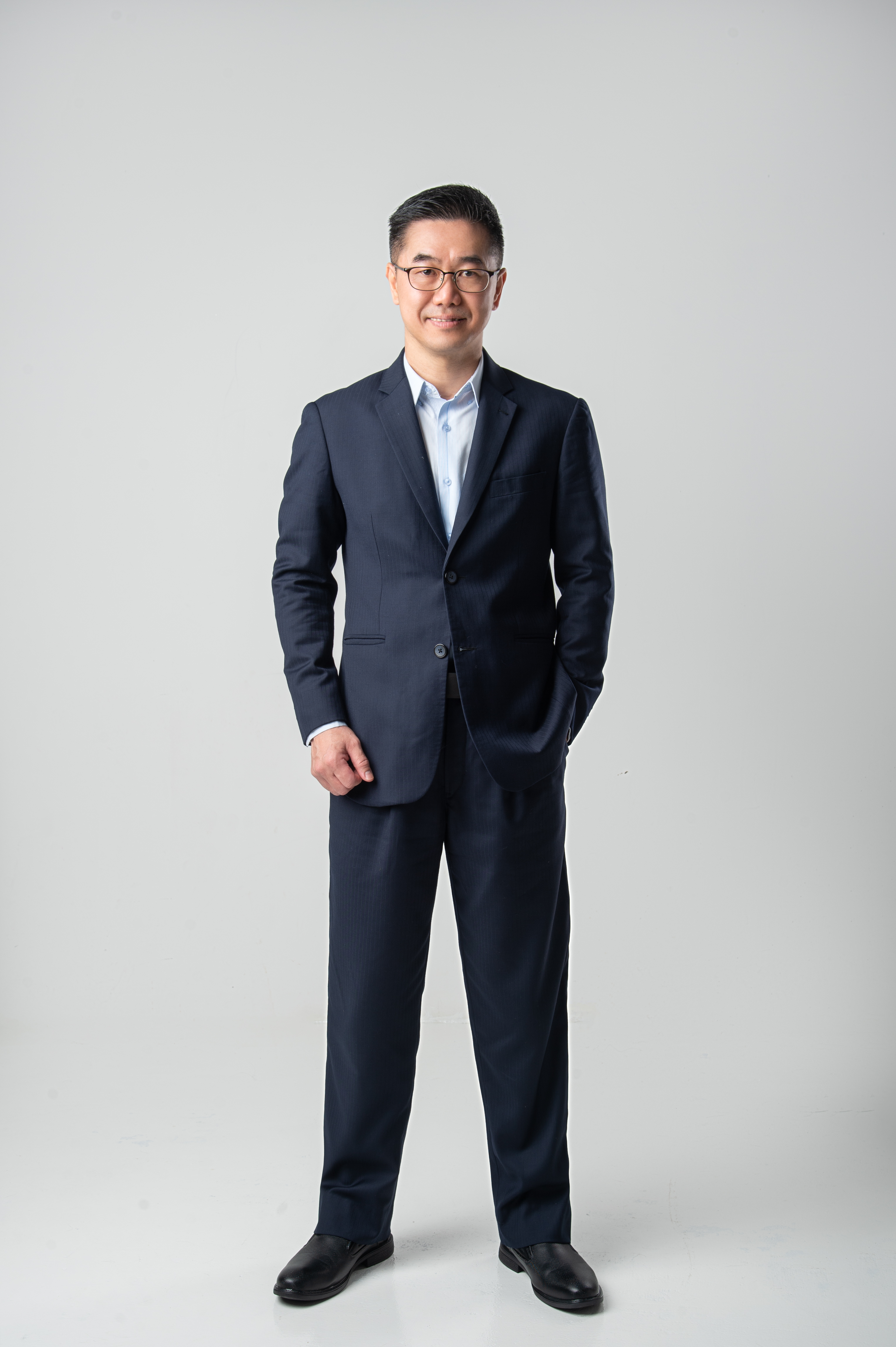 Warren Mak full professional photo