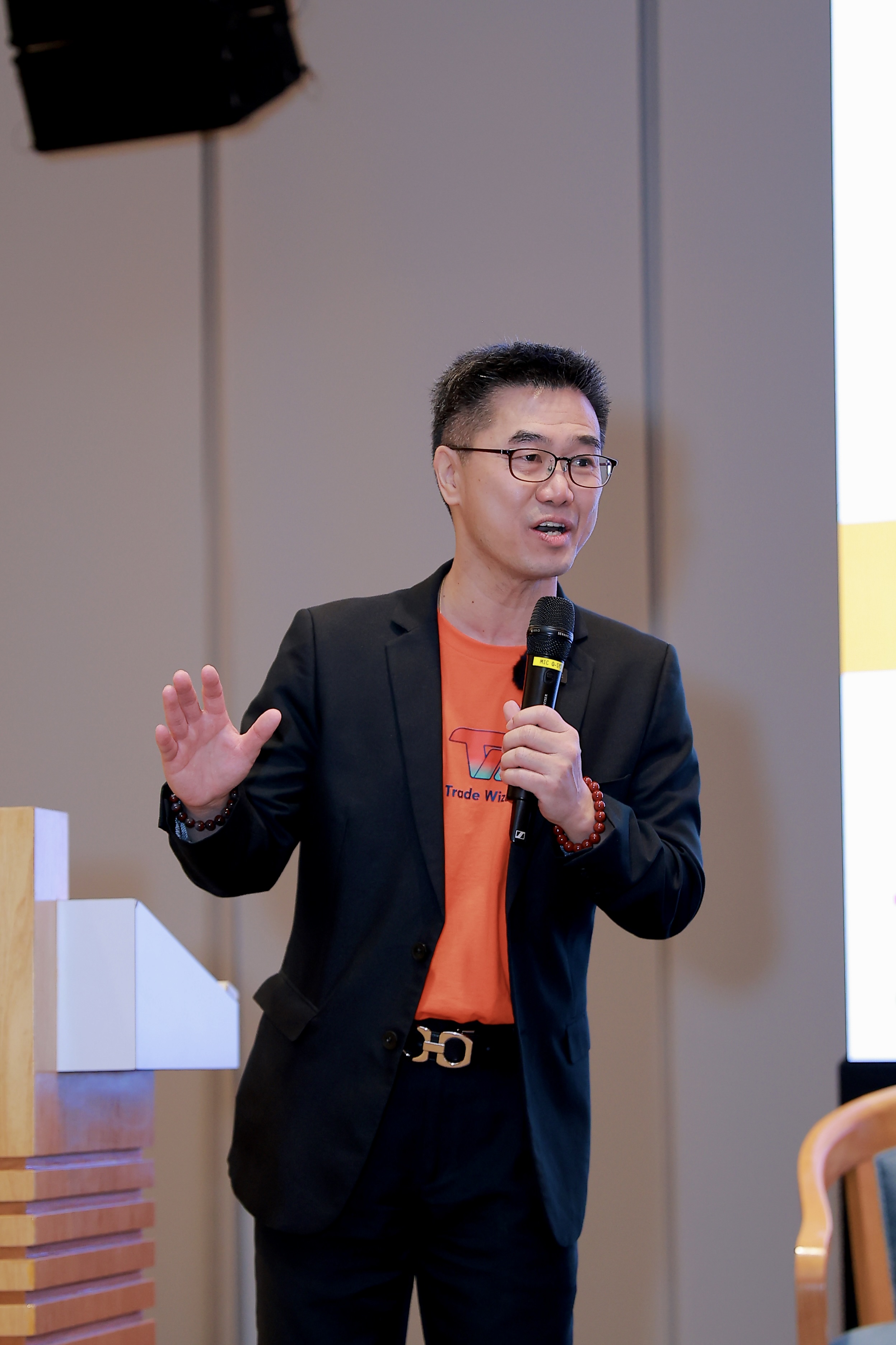 Warren Mak teaching a live seminar with audience